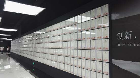 裸产品力、代言人、调性,科技品牌打给年轻人的三张牌真的奏效了?